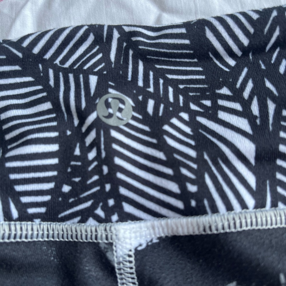 Lululemon black and white printed capri size 6